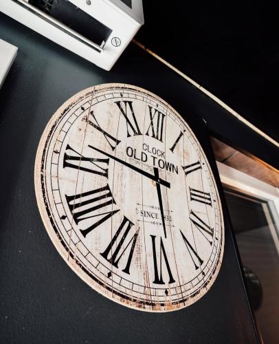 a clock sitting on top of a table at Ô Saphir Spa - Maison N1 in Denain