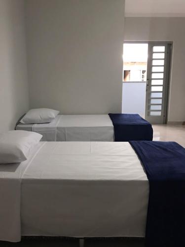 BatataisにあるHotel Alvoradaの部屋にベッドが3つある部屋