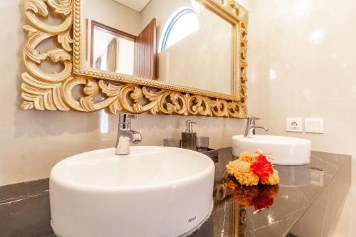 a bathroom with two sinks and a mirror at Villa Amaia Canggu in Kerobokan