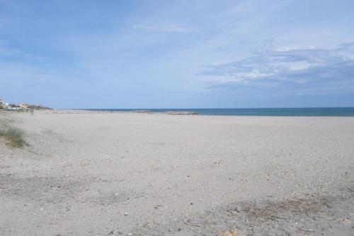 une plage vide avec l'océan en arrière-plan dans l'établissement A balcony overlooking the sea, à Frontignan