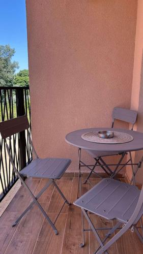 a table and two chairs on a balcony at Apartman Chilla in Veliko Gradište
