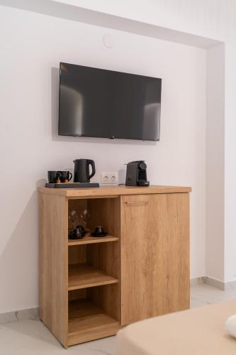 a flat screen tv on top of a wooden cabinet at Meltemi Marmaras in Neos Marmaras