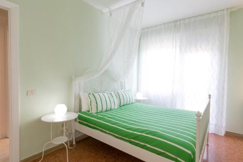 ローマにあるDomus Klimtの白いベッドルーム(緑のベッド、窓付)