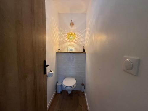 a bathroom with a white toilet in a hallway at Cocoon Love avec piscine privative in Saint-Louis