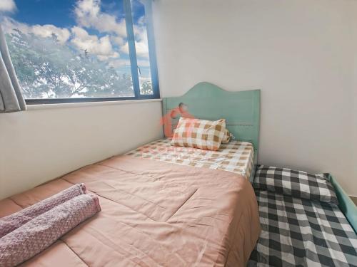 ジャカルタにあるLarge 3BR Rasuna Apt with Pool, Gym, WiFi by 2ndHomeのベッドと窓のある小さな寝室