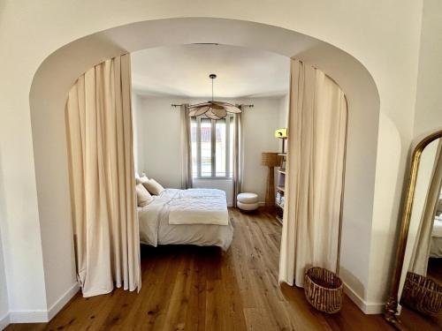 - une chambre avec une arche et un lit dans l'établissement Appartement vue mer - Châtelaillon-Plage - Maison Eole, à Châtelaillon-Plage