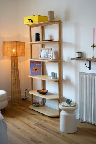 un salon avec une étagère et une lampe dans l'établissement Appartement vue mer - Châtelaillon-Plage - Maison Eole, à Châtelaillon-Plage