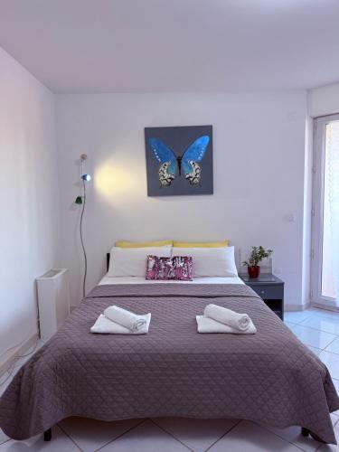 - une chambre avec un grand lit et 2 serviettes dans l'établissement Central place close to the beach AC air , WI FI, parking, à Nice