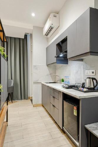 Η κουζίνα ή μικρή κουζίνα στο Imperial Stayz Serviced Apartment Sector 51