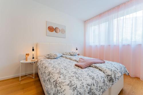 Flex SelfCheckIns 149 - Zagreb - Bedroom - Garage - Loggia