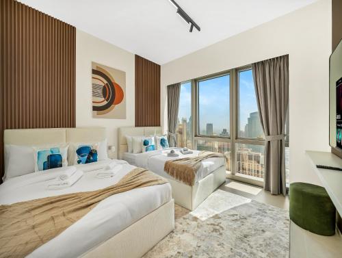 una camera d'albergo con due letti e una grande finestra di Spacious, Modern Chic 2 BDR Apartment in Prime Downtown Location a Dubai