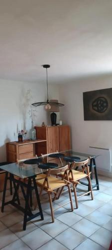 a room with two tables and chairs and a table at Maison conviviale avec jardin à Bras-d'Asse in Bras-dʼAsse