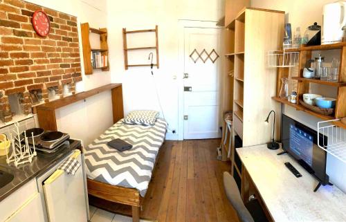 - une petite cuisine avec une petite table dans une chambre dans l'établissement Studio Eléphants 2, à Chambéry