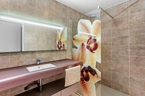 une salle de bain avec un lavabo et un miroir dans l'établissement Grande Villa 750 m2 Le Mas des chênes, à Bormes-les-Mimosas