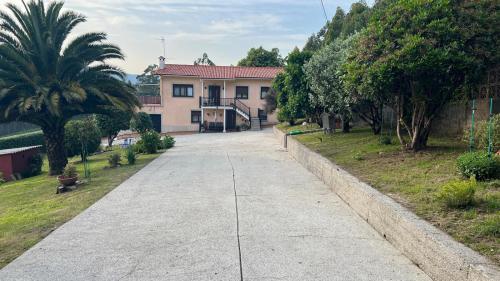 Taman di luar Casa Camiño do Eume