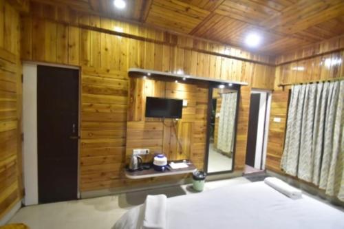 TV a/nebo společenská místnost v ubytování Hotel Green Touch Dooars Eco Resort With Fully Facility In Lataguri