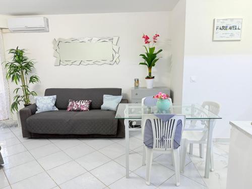 un salon avec un canapé et une table en verre dans l'établissement Central place close to the beach AC air , WI FI, parking, à Nice