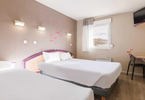 Postel nebo postele na pokoji v ubytování B&B HOTEL Aurillac Le Lioran