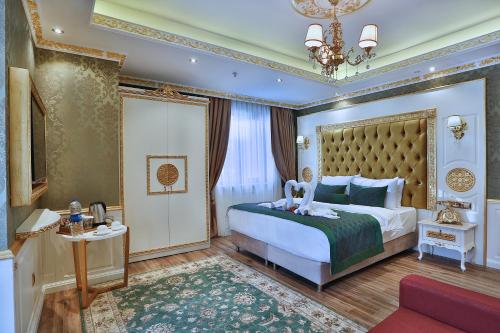 Postel nebo postele na pokoji v ubytování Emirhan Palace Hotel