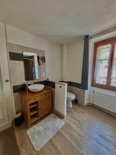 La salle de bains est pourvue d'un lavabo, de toilettes et d'une télévision. dans l'établissement MAISON NGP, à Aigueblanche