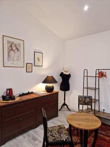 a room with a desk and a table and a chair at La maison des vendangeurs in Libourne