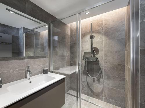 Kúpeľňa v ubytovaní Appartement neuf avec terrasse, 2 chambres près des pistes, sauna, hammam, salle de sport, parking - FR-1-569-57
