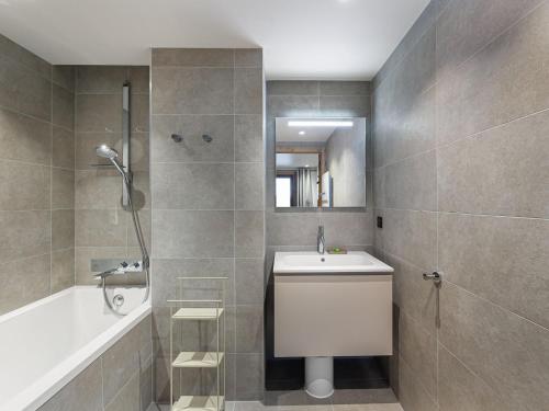 Kúpeľňa v ubytovaní Duplex avec espace détente, piscine et 4 chambres à Megève - FR-1-569-66