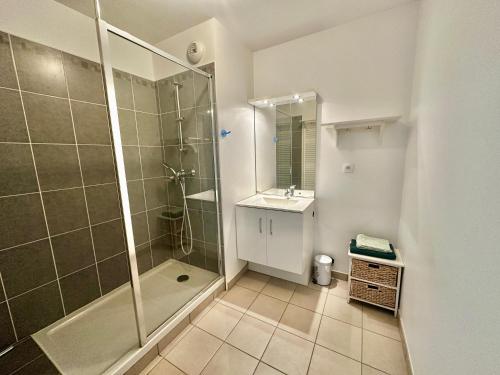 Kúpeľňa v ubytovaní Appartement spacieux avec balcon - à 50m de la plage