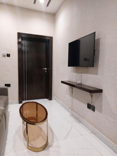 Μια τηλεόραση ή/και κέντρο ψυχαγωγίας στο Westine Hotels and Spa Limited