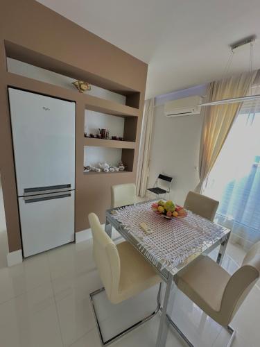 Seaside Serenity في Polisi i Vogël: مطبخ وغرفة طعام مع طاولة وكراسي