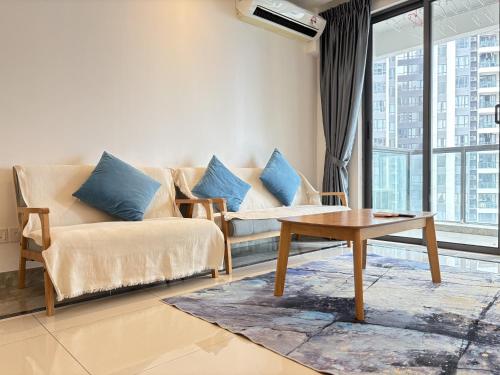 una sala de estar con un sofá y una mesa en R&F Princess Cove Boutique Homestay By TREX #Nearby CIQ #Johor Bahru #JB Central #To custom 10minit, en Johor Bahru