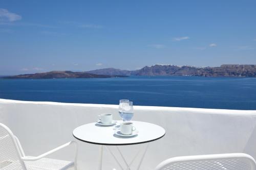 un tavolo con sedie e vista sull'acqua di Santorini View ad Akrotírion