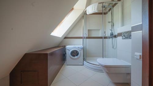 Kúpeľňa v ubytovaní Apartamenty Sun & Snow Kościelisko Chotarz z basenem