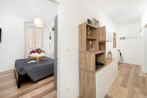 Un dormitorio con una cama y una mesa en una habitación. en Enjoy Home, en Génova