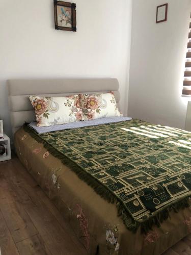 a bed in a room with a pillow on it at Ulita in Bumbeşti-Jiu