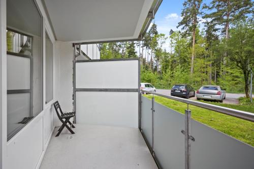 a white door on a building with a bench at Schwarzwaldapartment Nr 17 30qm Doppelbettbett Rustikal in Altensteig
