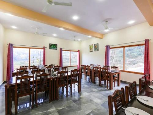 Restaurace v ubytování The Mountain Lodge Manali !! Scenic Mountain View ! Parking ! Restaurant ! Tasty Food ! Preferred Property