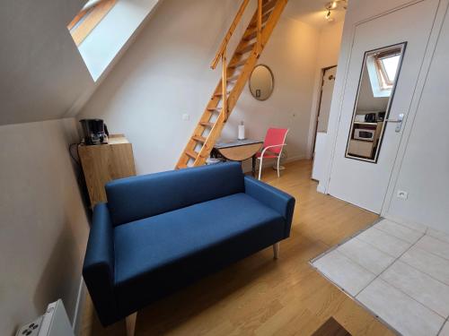 niebieską kanapę w salonie ze schodami w obiekcie LE STUPLEX w Troyes