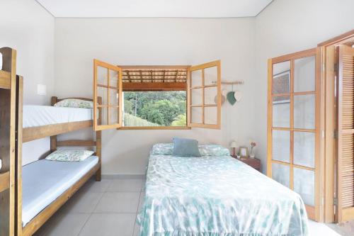Katil atau katil-katil dalam bilik di Chacara com piscina, churrasq e WiFi, pet friendly