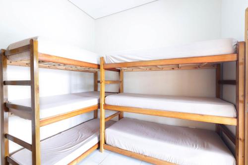 Katil dua tingkat atau katil-katil dua tingkat dalam bilik di Chacara com piscina, churrasq e WiFi, pet friendly