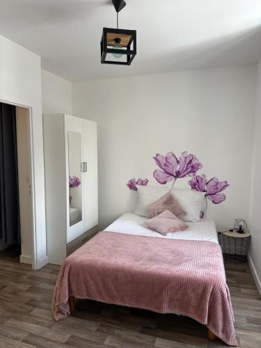a bedroom with a bed with a flower headboard at Break Zen in Tulle