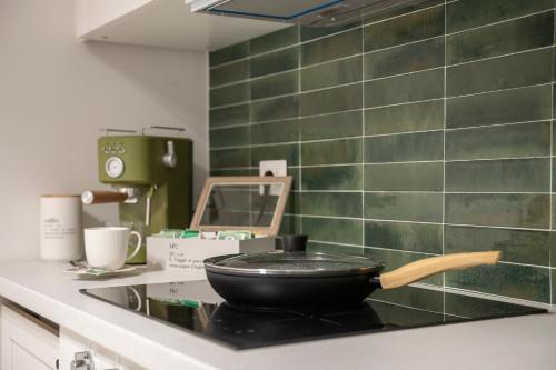 a frying pan on a stove in a kitchen at Morada Do Verde in Siena