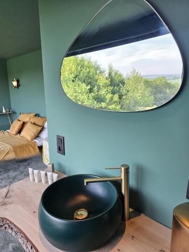 a bathroom with a black sink and a mirror at Chez Gégé - Maison d'hôtes in Trooz