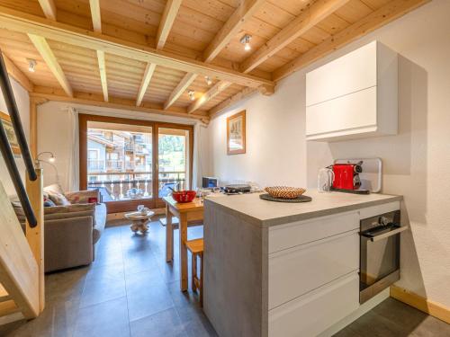 - une cuisine avec un comptoir dans une pièce dans l'établissement Appartement duplex skis aux pieds, 3 pièces, 5 pers., wifi, balcon, et garage privé - FR-1-694-196, à Val dʼIsère