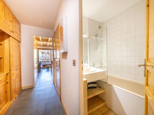 une salle de bain avec un lavabo et une baignoire dans l'établissement Appartement duplex skis aux pieds, 3 pièces, 5 pers., wifi, balcon, et garage privé - FR-1-694-196, à Val dʼIsère