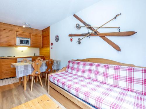 un salon avec un canapé et une table dans l'établissement Charmant appartement avec Wifi et parking, au pied des pistes et au cœur de Val-d'Isère - FR-1-694-207, à Val dʼIsère
