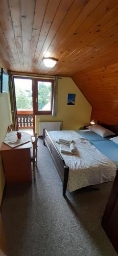 Postel nebo postele na pokoji v ubytování Farmhouse pri Miklavu
