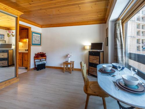 une salle à manger avec une table et des chaises dans l'établissement Studio cosy avec wifi, centre village, près des pistes - Val-d'Isère - FR-1-694-250, à Val dʼIsère