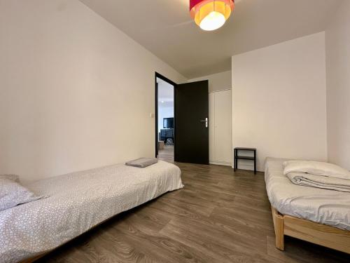 - une chambre avec 2 lits et un couloir dans l'établissement Dolaizon T3 - 70 m2 - 2 bedrooms, au Puy-en-Velay