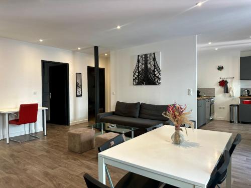 un salon avec un canapé et une table dans l'établissement Dolaizon T3 - 70 m2 - 2 bedrooms, au Puy-en-Velay